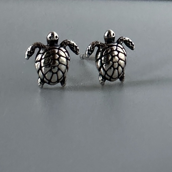 Sterling Silver Turtle Ear Stud - Picture 4 of 10